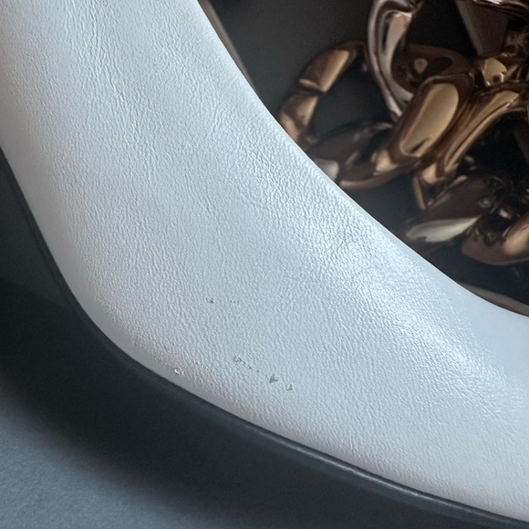 No. 21 OFF WHITE PUMPS W/ GOLD CHAINS - Picture 6 of 14